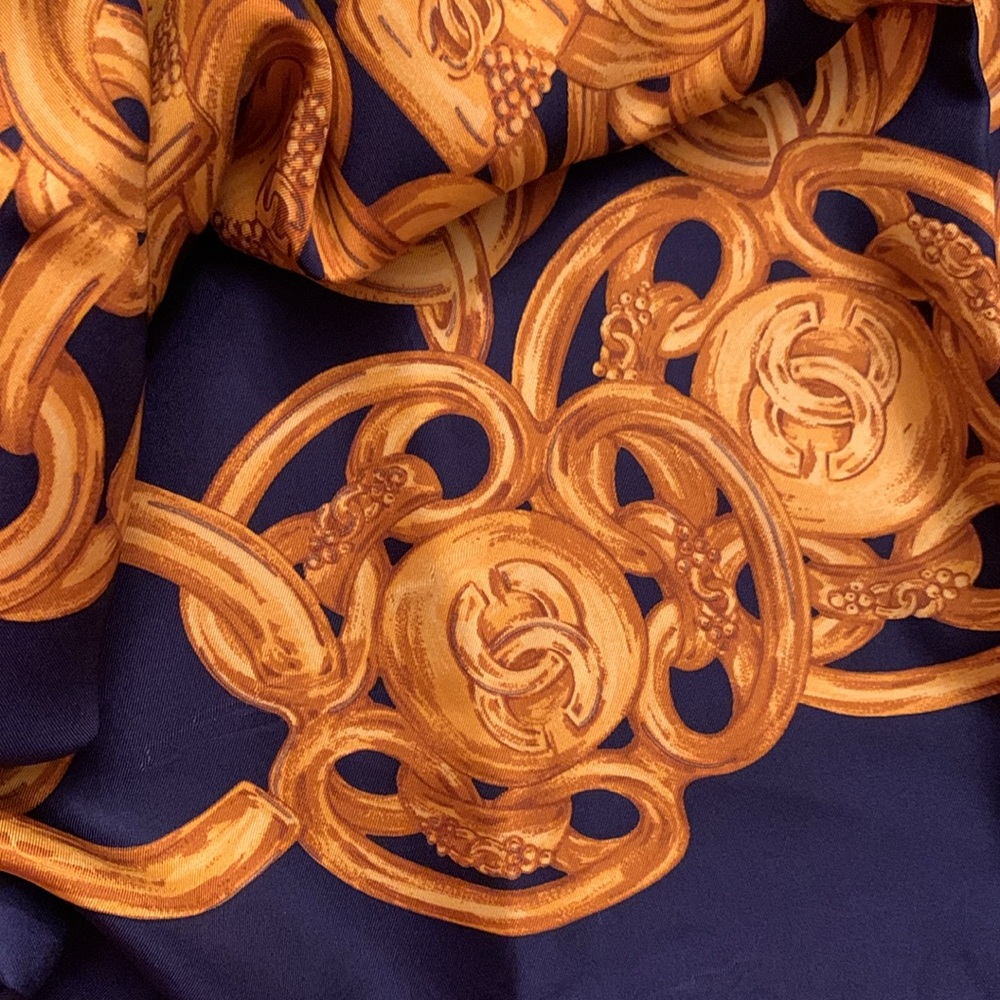 CHANEL  EUC Scarf in Black and Gold - Picture 9 of 9